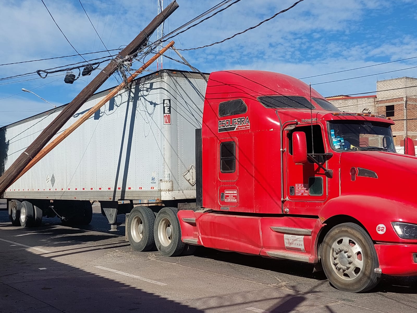 Tráiler derrumba poste de energía eléctrica y deja varios hogares sin luz, en Guamúchil