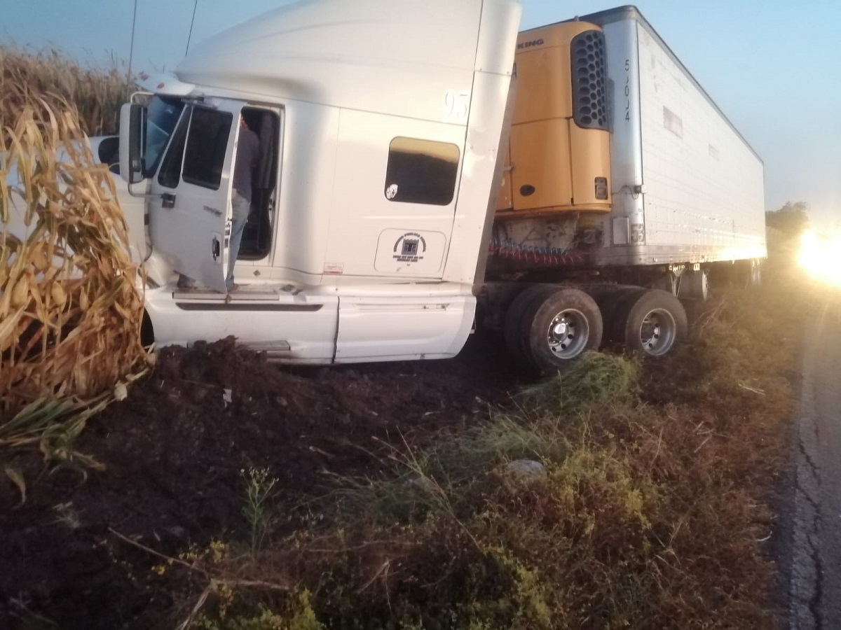 Tráiler se sale de una carretera estatal en Guasave; solo hubo daños materiales