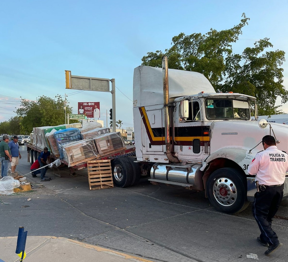 Tráiler cargado con muebles se le desprende el remolque y provoca caos en bulevar de Los Mochis