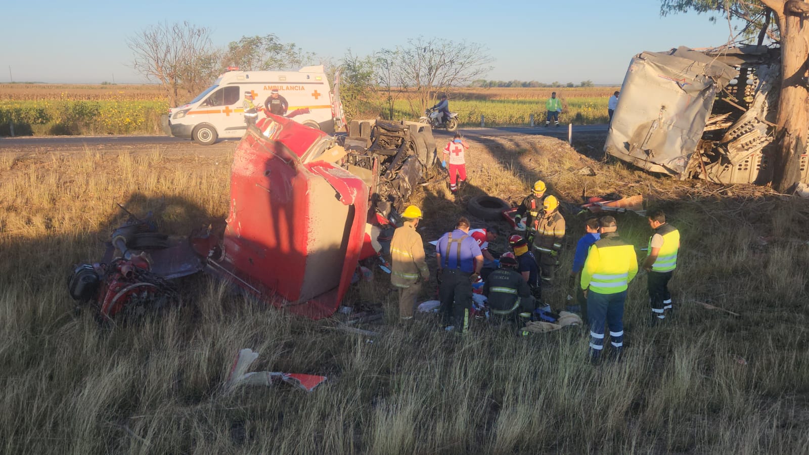 ¡Son familia! Accidente de tráiler sobre la Culiacán-Mazatlán deja una mujer muerta; hay un hombre y un niño graves