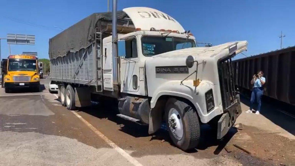 Tráiler es impactado por el tren en La Cruz Elota