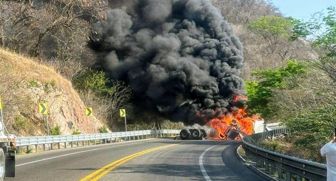 ¡Está cerrado! Vuelca y se incendia tráiler en Copala, sobre la Mazatlán-Durango