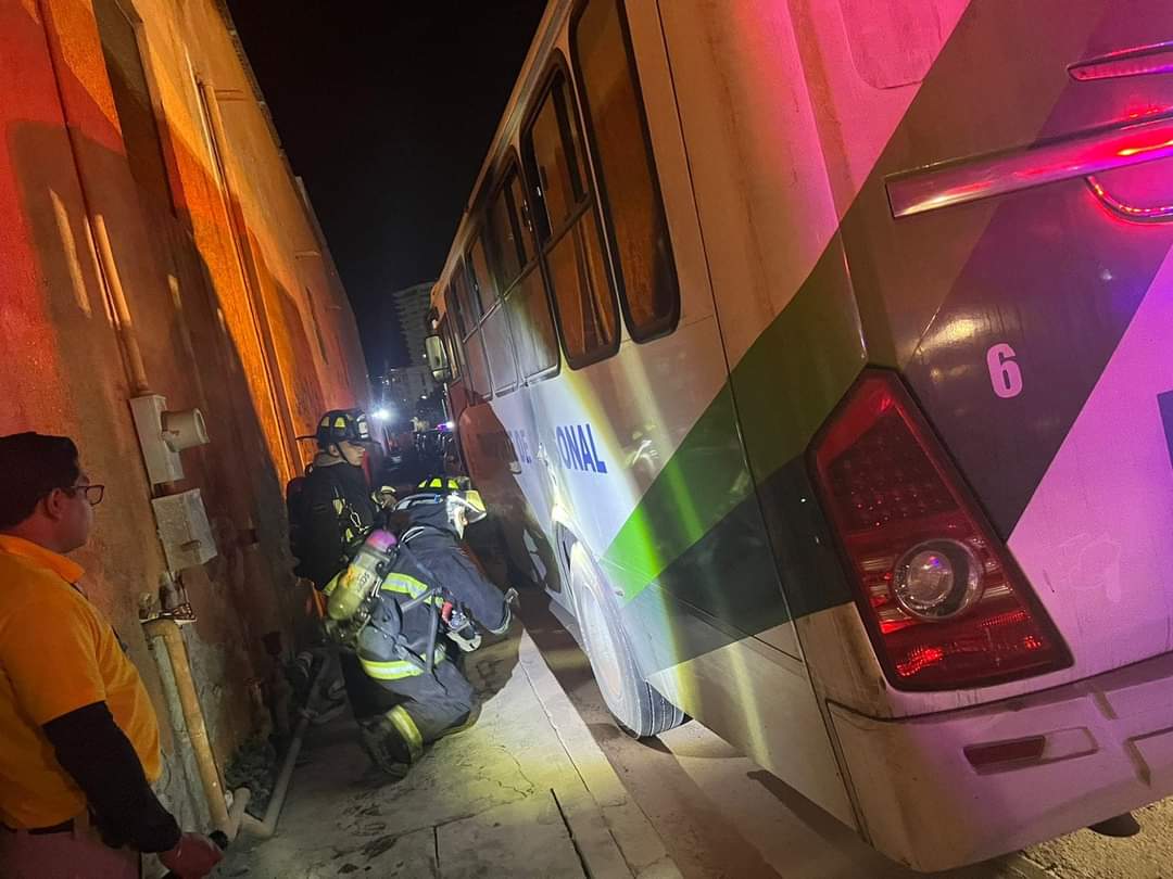 Incendio en transporte de personal de hotel moviliza a Bomberos en Mazatlán