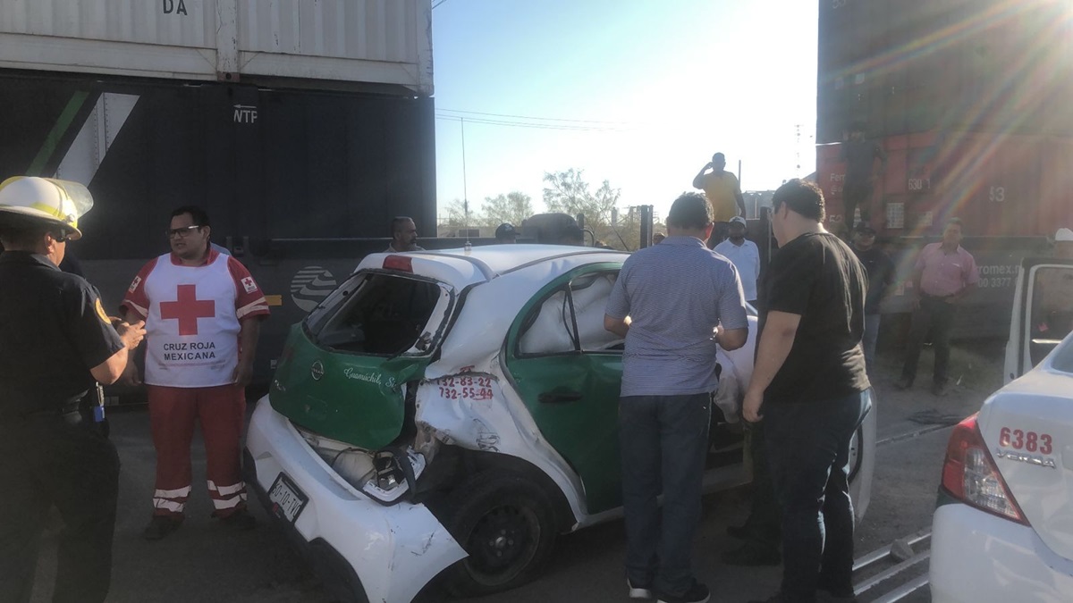 ¡Quiso ganarle el paso! Taxista es arrollado por el tren en Guamúchil