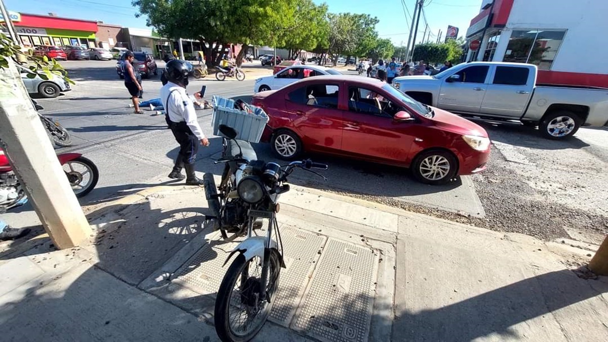 Familia que viajaba en moto resulta lesionada en choque en Mazatlán