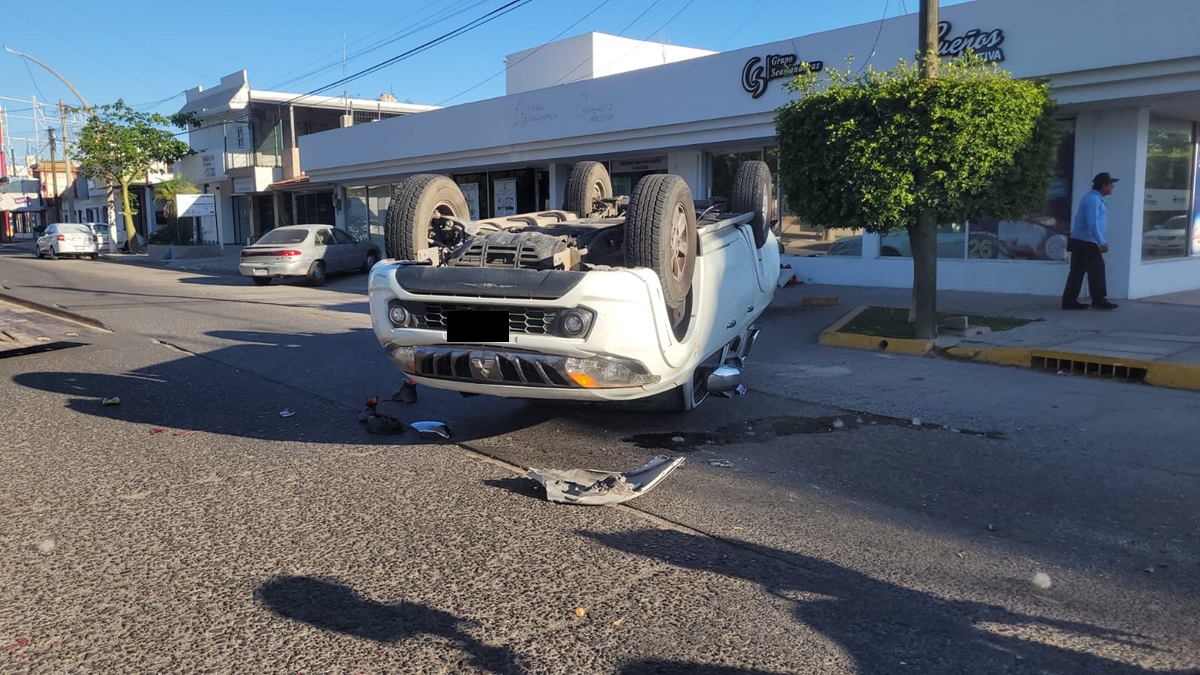 Un lesionado deja volcadura en el Centro de Los Mochis