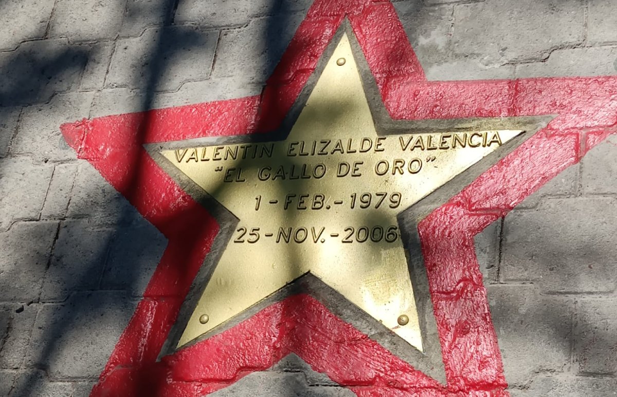 ¡Fueron dos estrellas! Valentín Elizalde y su padre ‘Lalo El Gallo’ son inmortalizados en el paseo de las estrellas Guasave