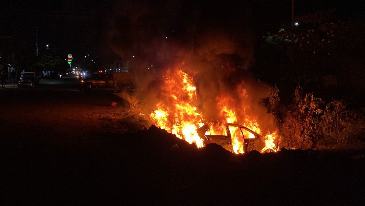 ¡Se incendia el auto! Adolescente cae con todo y su vehículo a canal en Culiacán