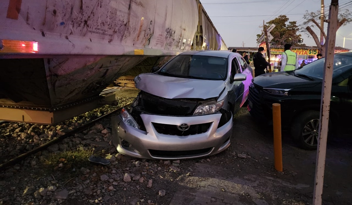 ¡Intenta ganarle el paso! Tren arroya un vehículo frente al penal de Culiacán