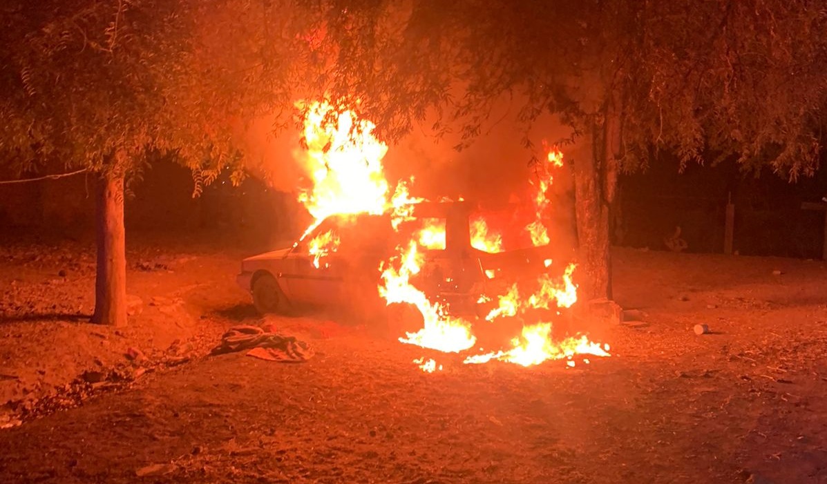 Se incendia vehículo en domicilio particular a un costado de la Mochis-Topolobampo