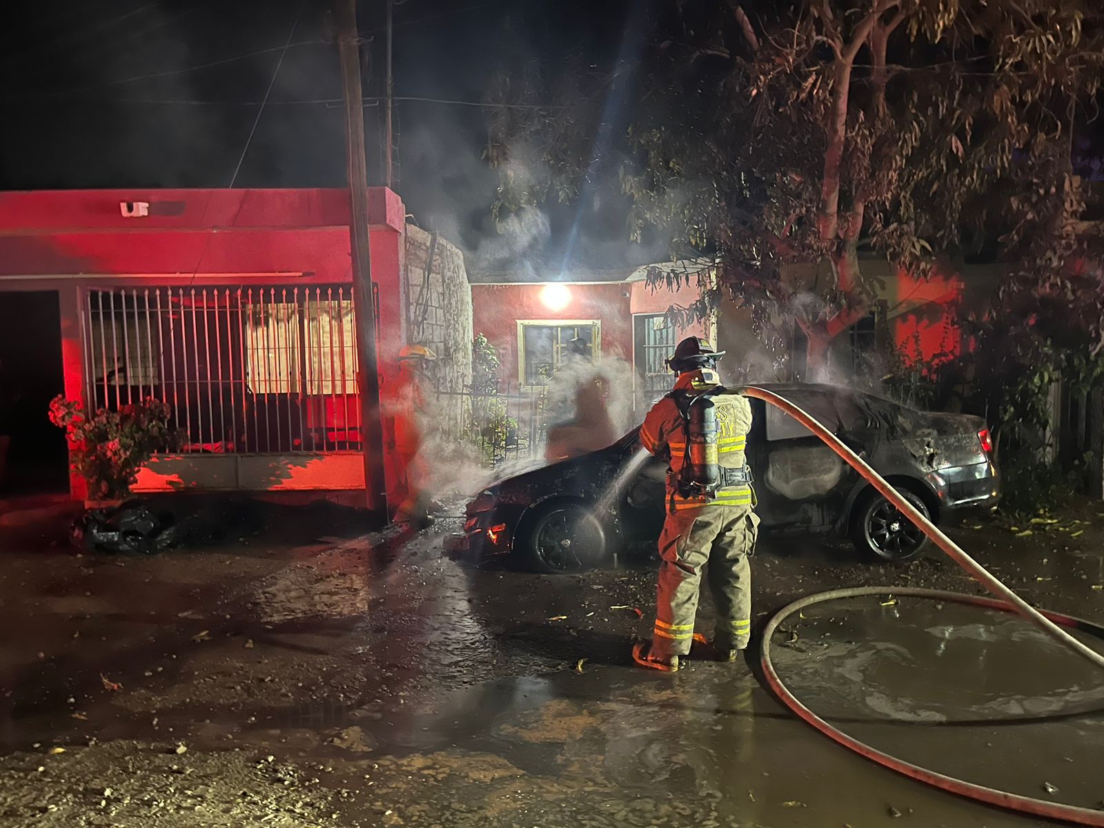 Se incendia vehículo en el fraccionamiento Laureles al sur de Los Mochis