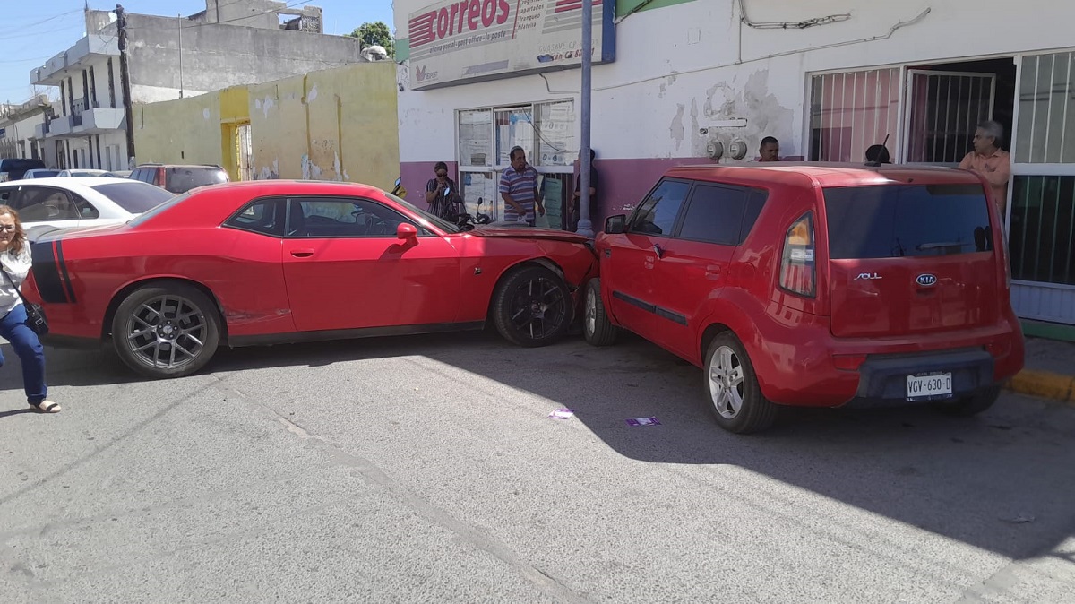 Carambola entre cuatro unidades deja fuertes daños materiales en Guasave