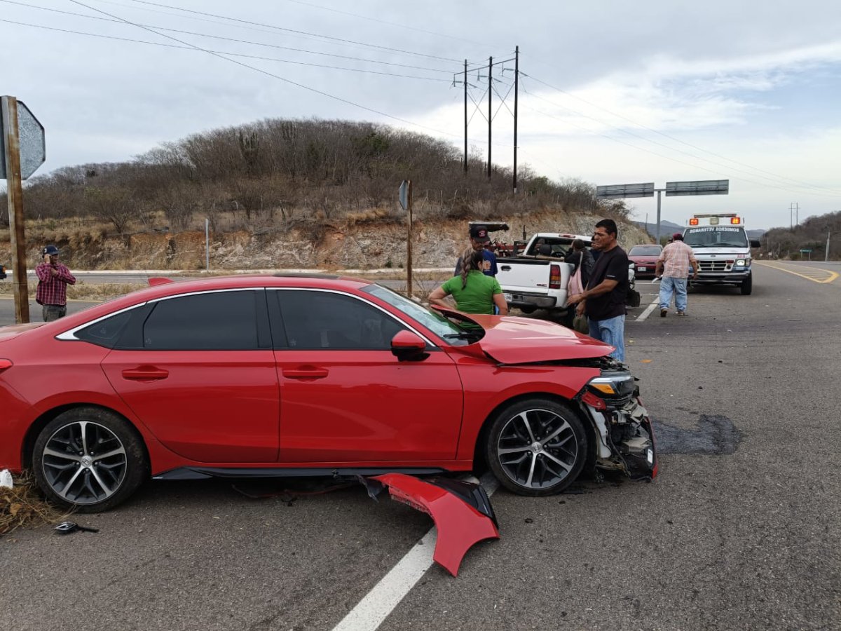 Dos vehículos protagonizan accidente sobre la carretera México 15 en Mazatlán