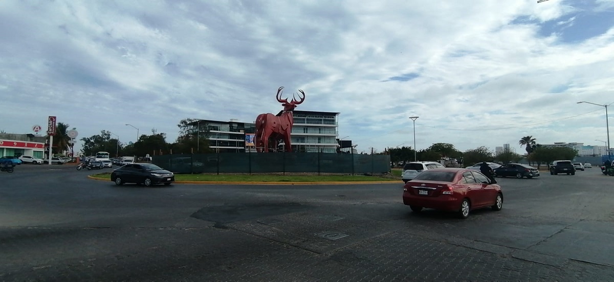 Instalan una gran escultura de un venado en la glorieta de Atlántico y Carlos Canseco en Mazatlán