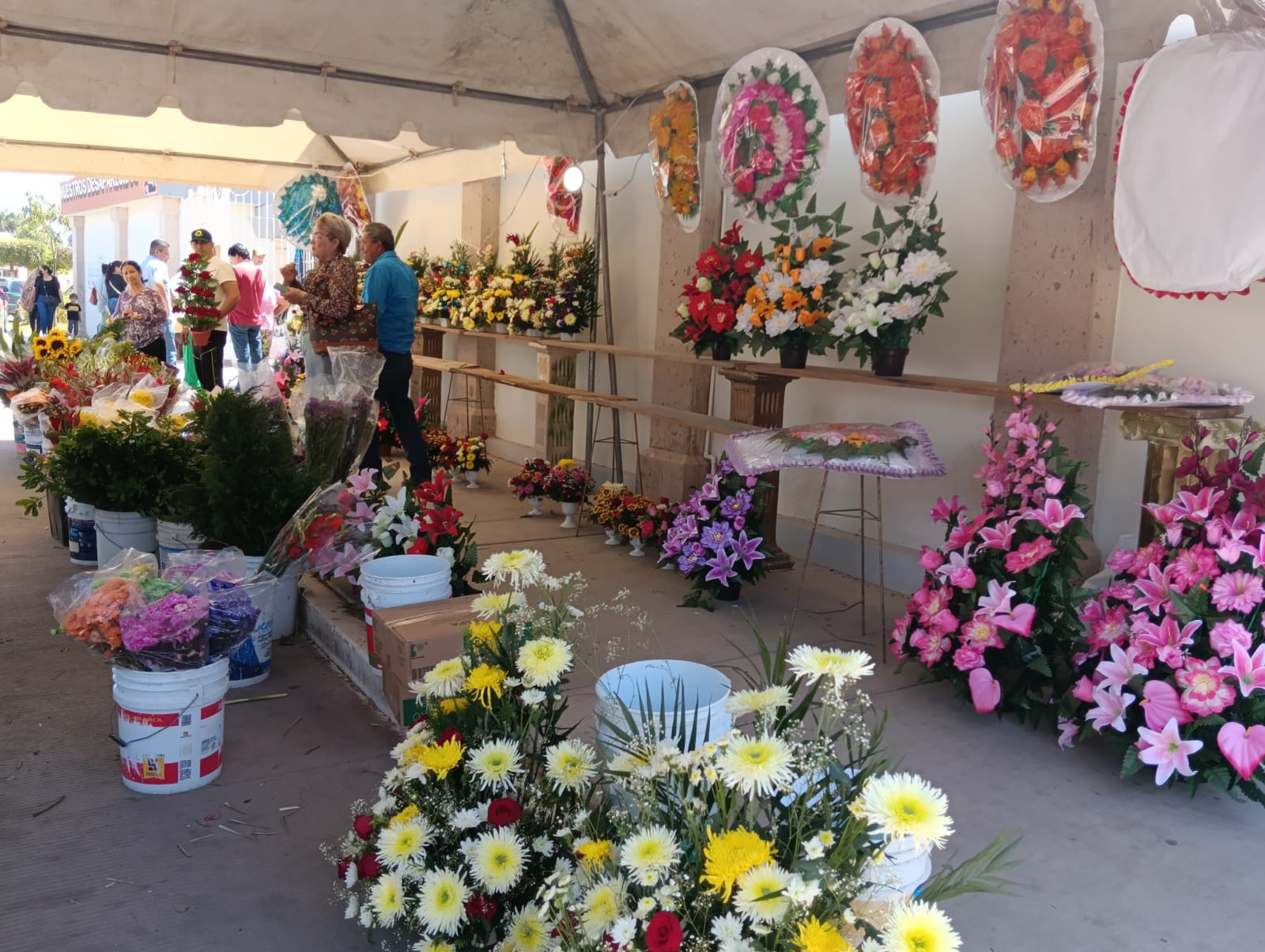 Vendedores de flores en Guasave experimentan bajas ventas por el Día de las Madres
