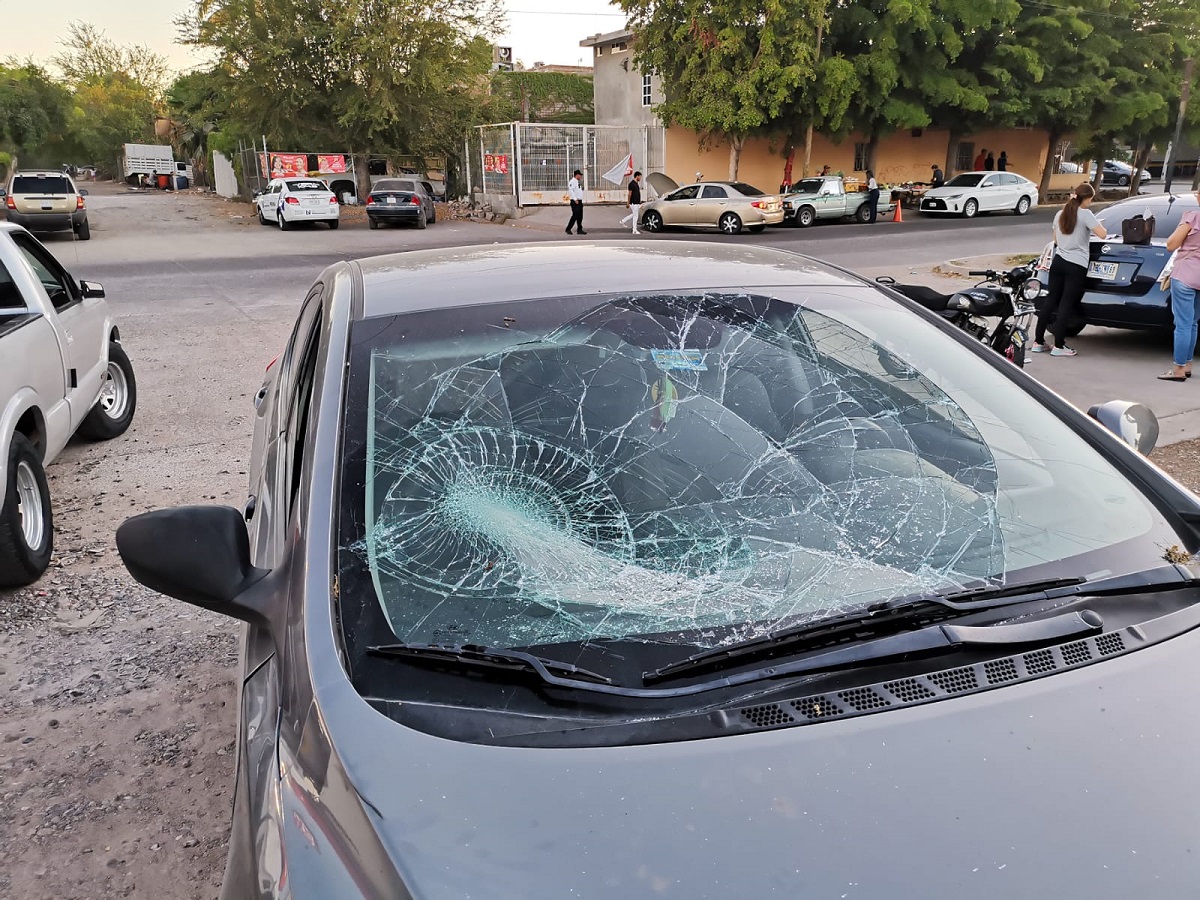 En Los Mochis; motociclista se impacta contra un auto y posteriormente cae arriba del cristal delantero