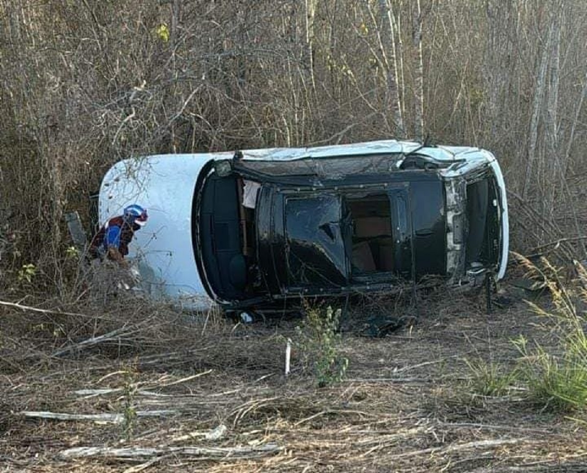 Se accidenta dueño de Azteca Lighting en la Mazatlán-Culiacán; volcó en su camioneta