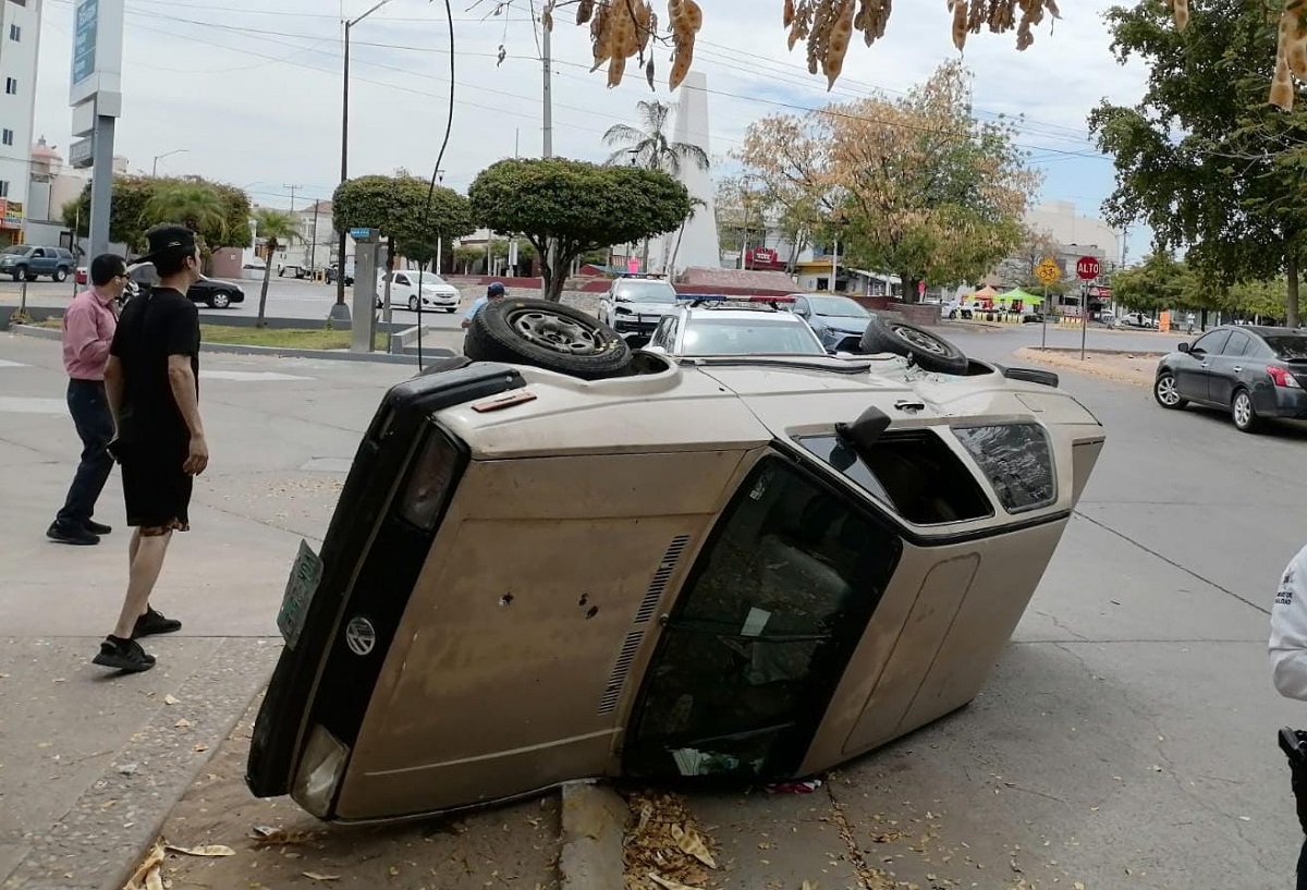 Volcadura en Villa Universidad de Culiacán moviliza cuerpos de emergencia