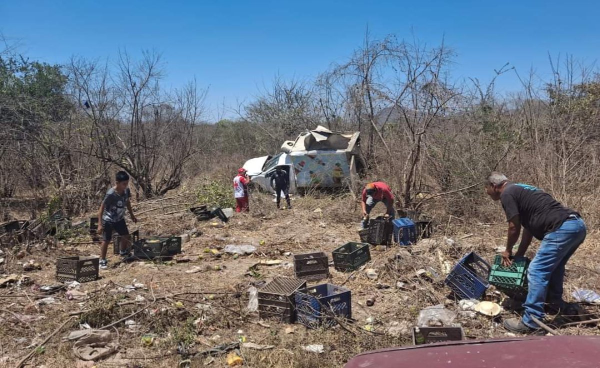 Vuelca camioneta de reparto en Tecualilla, Escuinapa