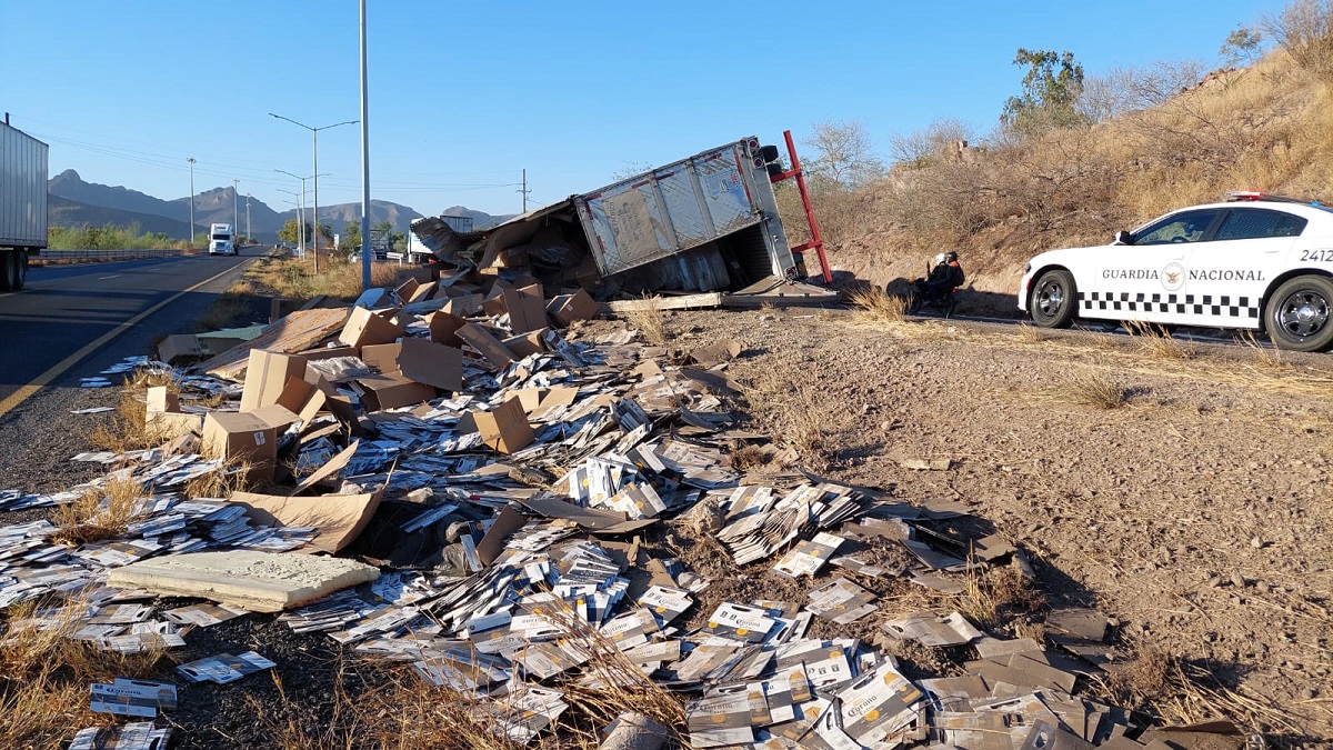 Vuelca tráiler cargado con cajas de cerveza en la México 15, a un costado de San Miguel Zapotitlán