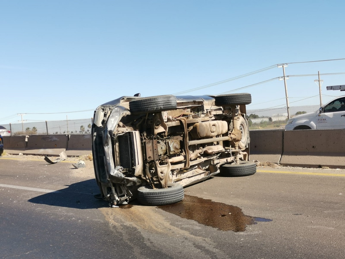 Músico queda volcado en el puente desnivel de la carretera federal México 15 en Los Mochis