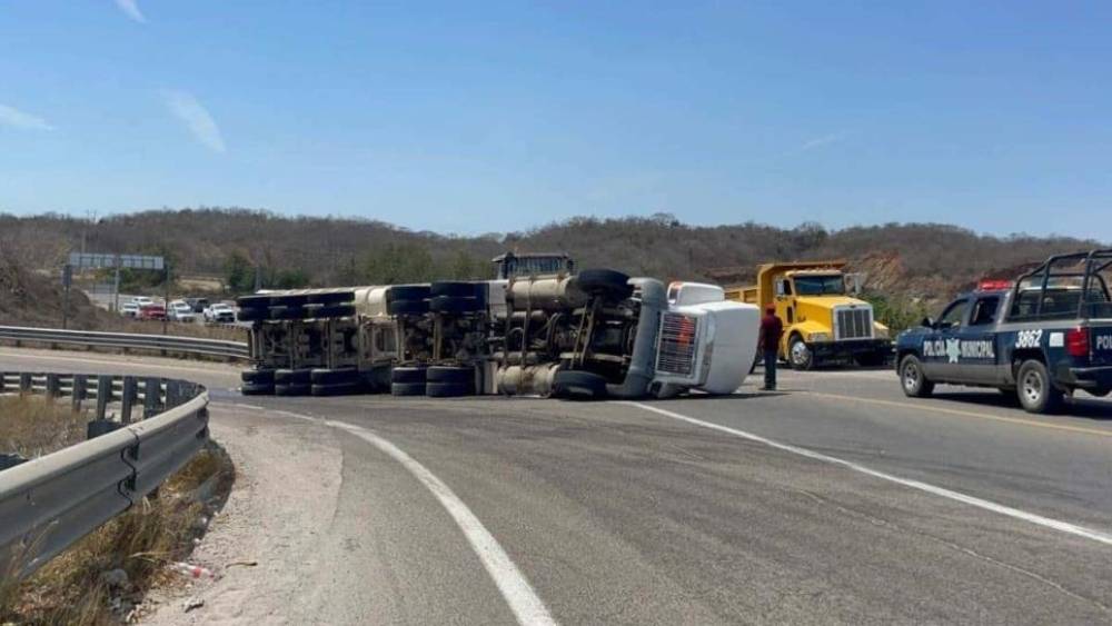 Vuelca camión de carga con grava en la carretera libre Mazatlán-Culiacán