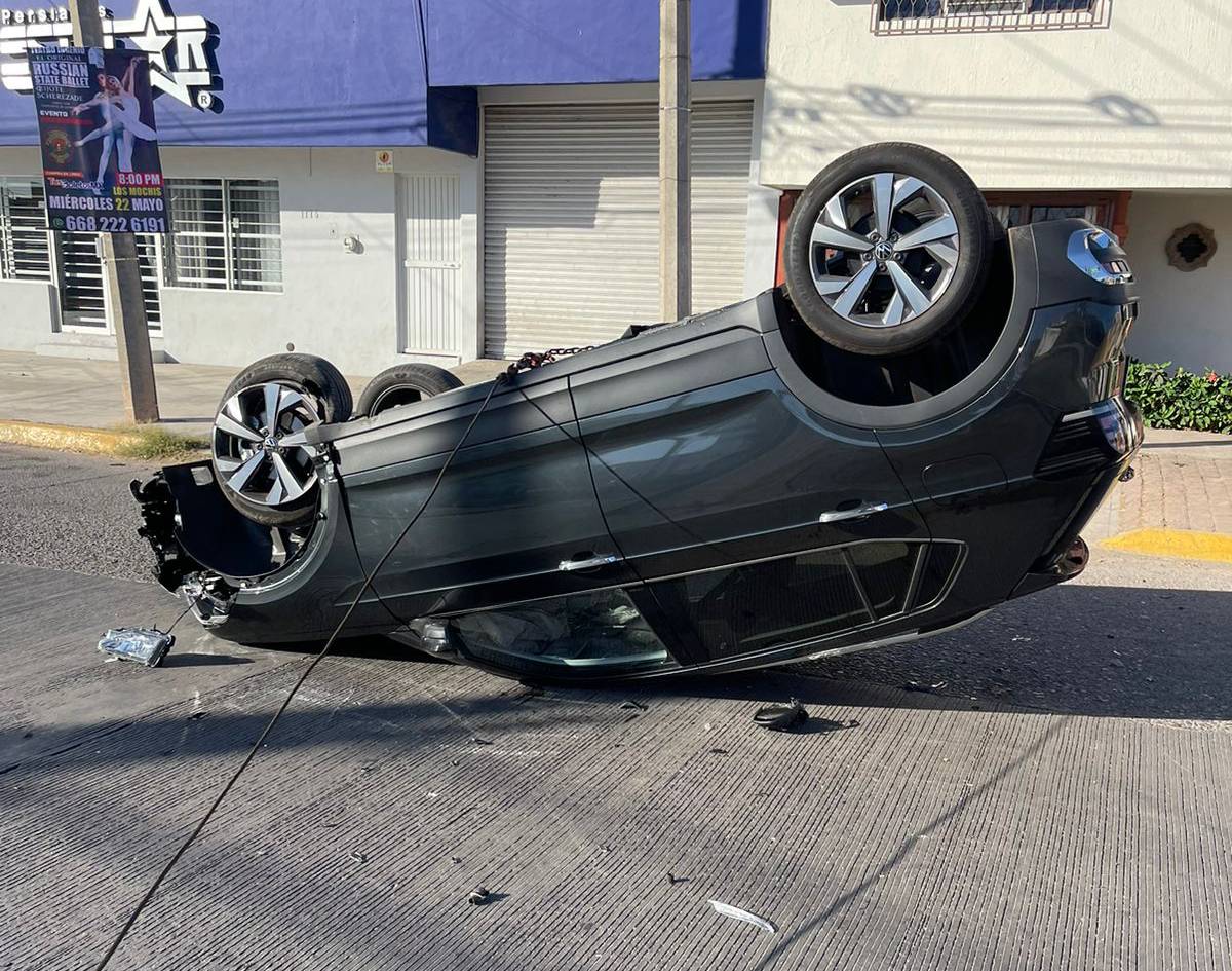 Vuelca camioneta tras chocar contra una valla en Los Mochis; conductor queda lesionado