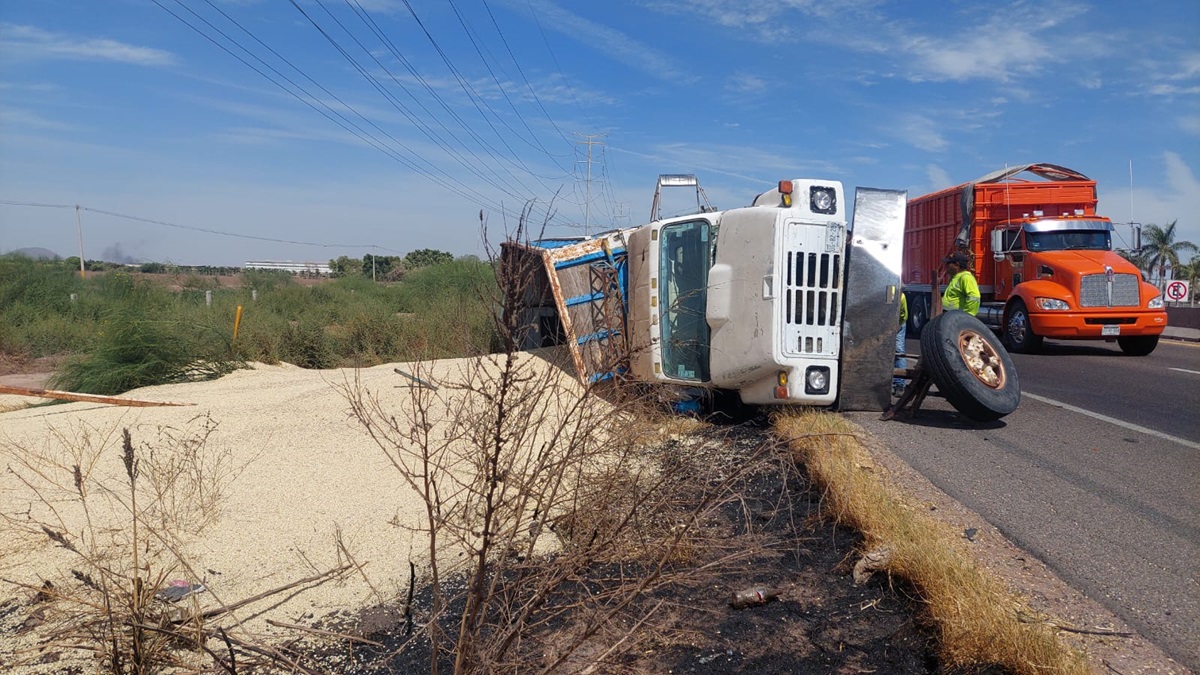 Torton cargado de maíz vuelca sobre la carretera federal México 15, en Ahome