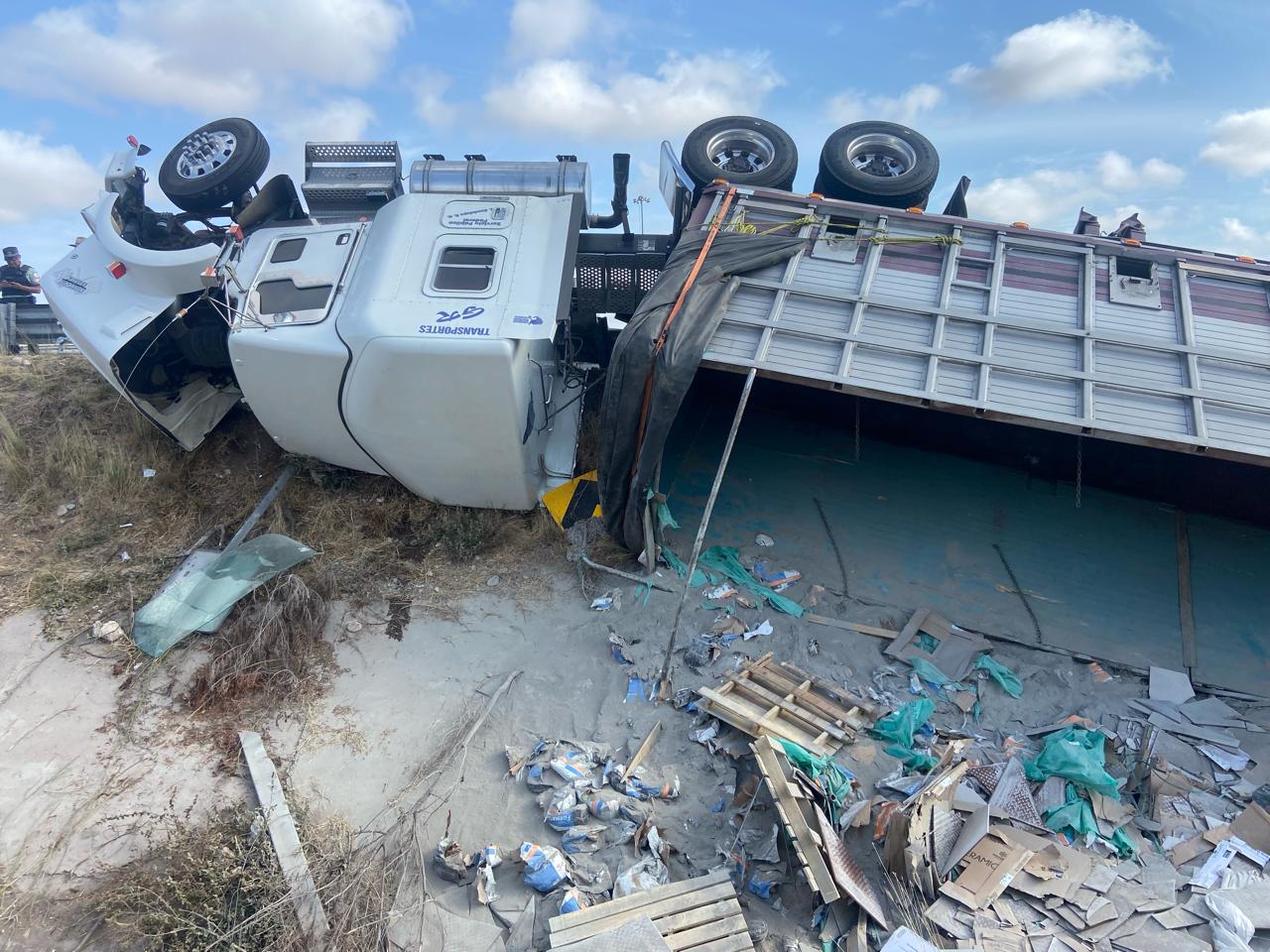 ¡Hubo rapiña! Tráiler con vitropisos vuelca en Costa Rica, Culiacán; el conductor resultó lesionado