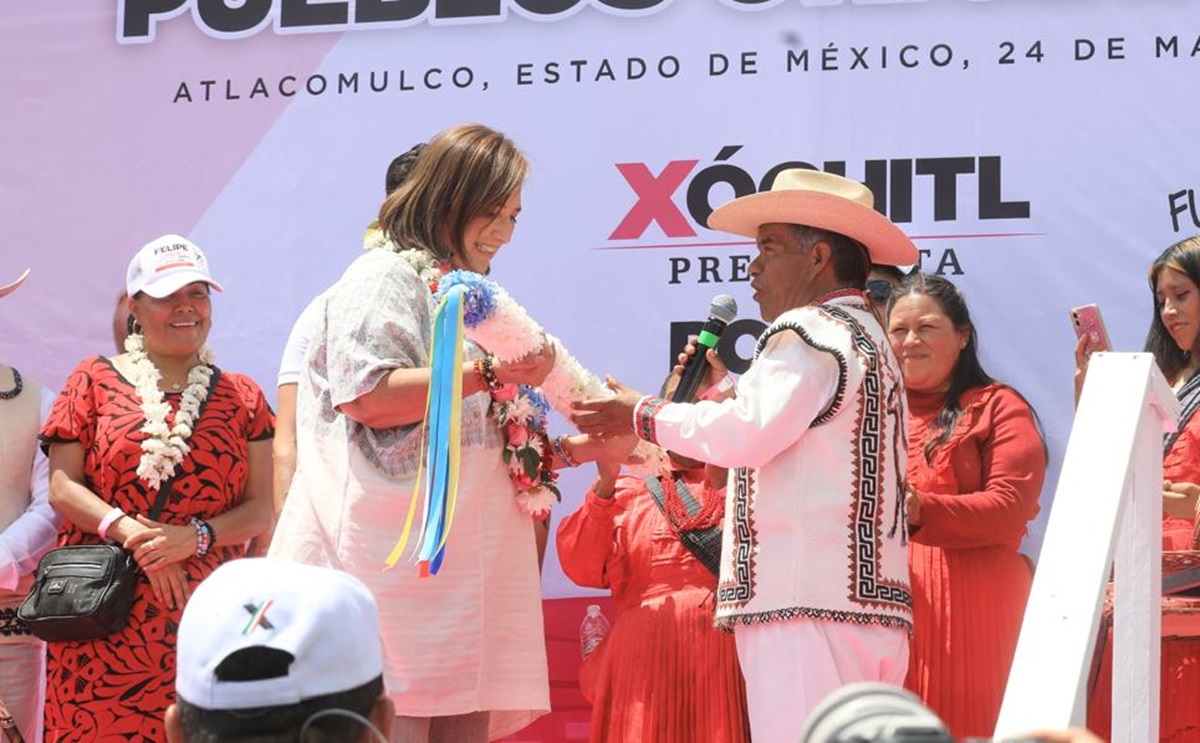 Xóchitl Gálvez recibe bastón de mando; más tarde llama a Sheinbaum ‘copiona’