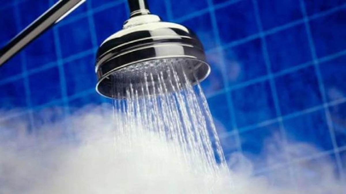 ¿Agua hirviendo al bañarte? Evita que tu tinaco se caliente con estos consejos