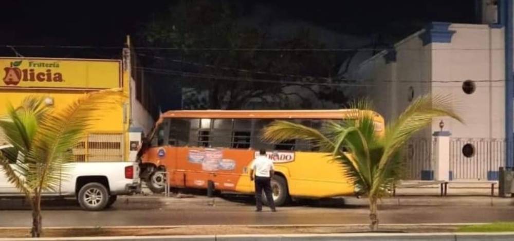 Camión de transporte de personal se impacta contra fachada de iglesia en Mazatlán