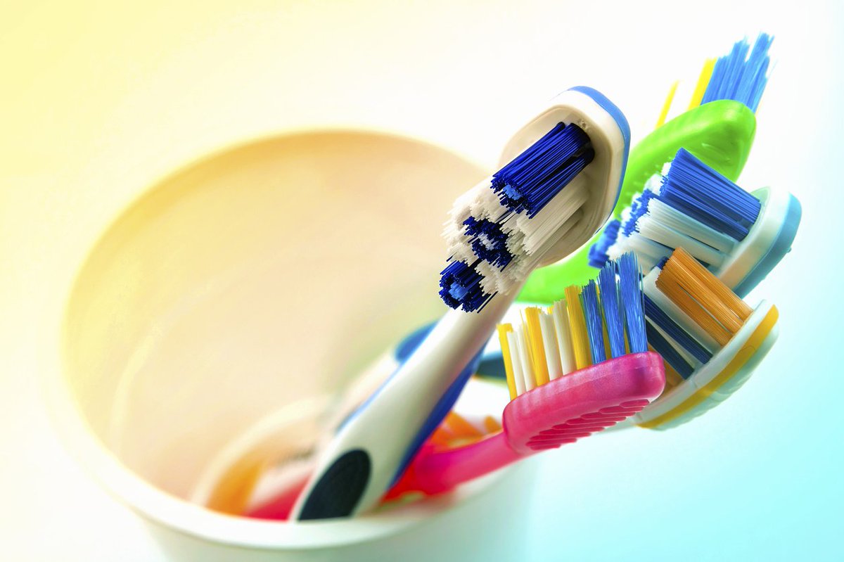 ¡Mantén tu sonrisa radiante! Te decimos como desinfectar tu cepillo de dientes