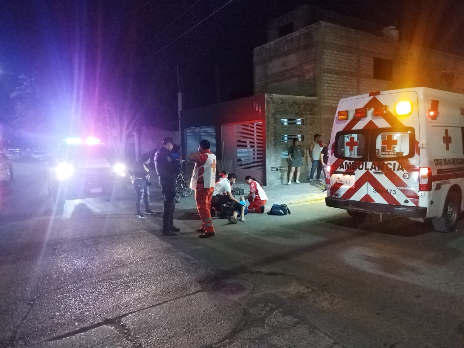 Desigual choque deja a motociclista, menor de edad, severamente golpeado, en Guasave