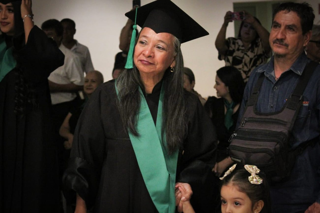 “El estudio provee un futuro mejor”: Ruth, madre y abuela se gradúa de prepa en Cobaes