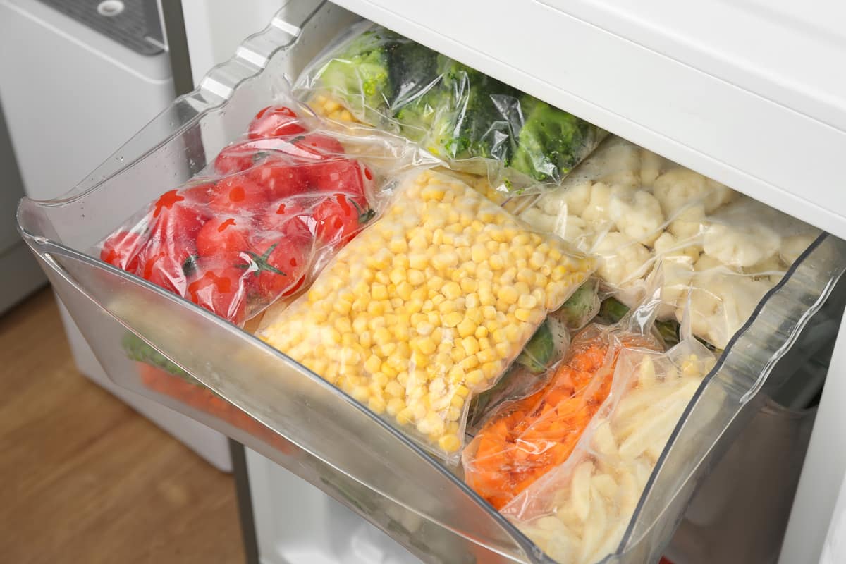 Por esta razón no se debe meter estos alimentos en bolsas en el refrigerador