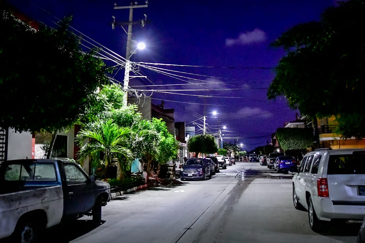 Van por calles más seguras en la colonia Echeverría de Mazatlán, estrenan luminarias