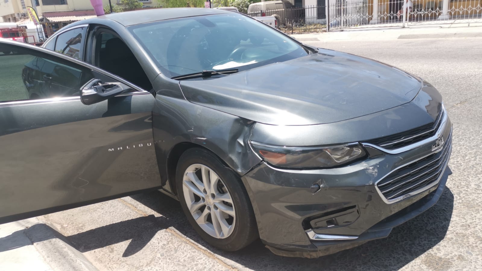 En Los Mochis, pareja de motociclistas resultan con fracturas tras impactarse contra un automóvil