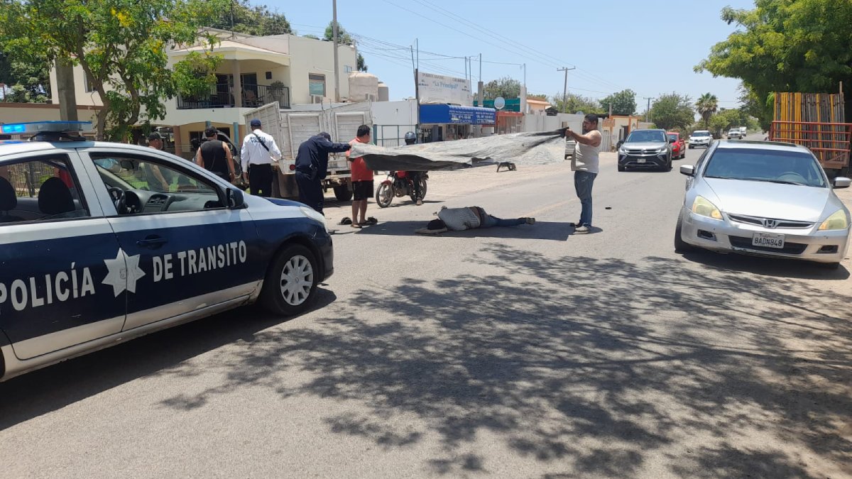 Con heridas graves terminaba dos motociclistas al ser arrollados por una doble rodado en Guasave