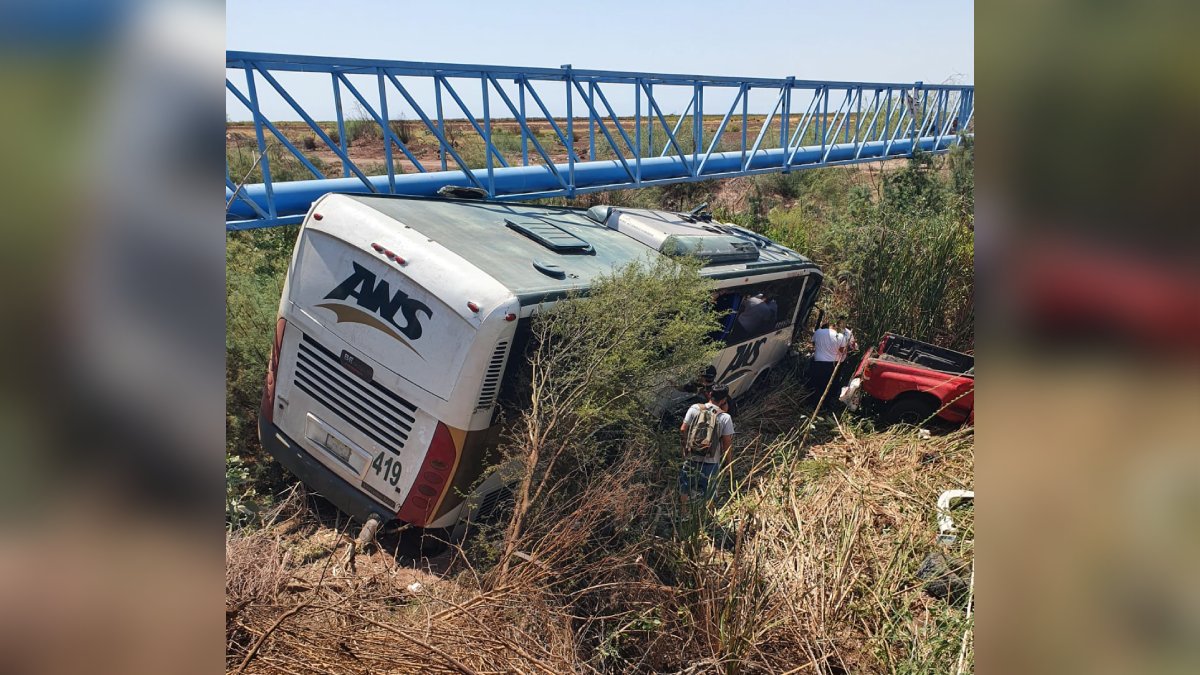Al menos dos personas muertas, deja accidente de camión de pasajeros y camioneta en Ahome