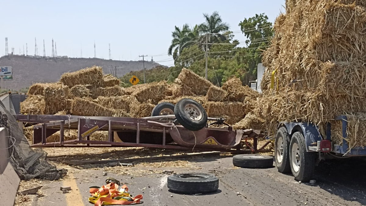 Operador de un tractocamión se le desprende un remolque con pacas y provoca caos vial en la México 15 Ahome