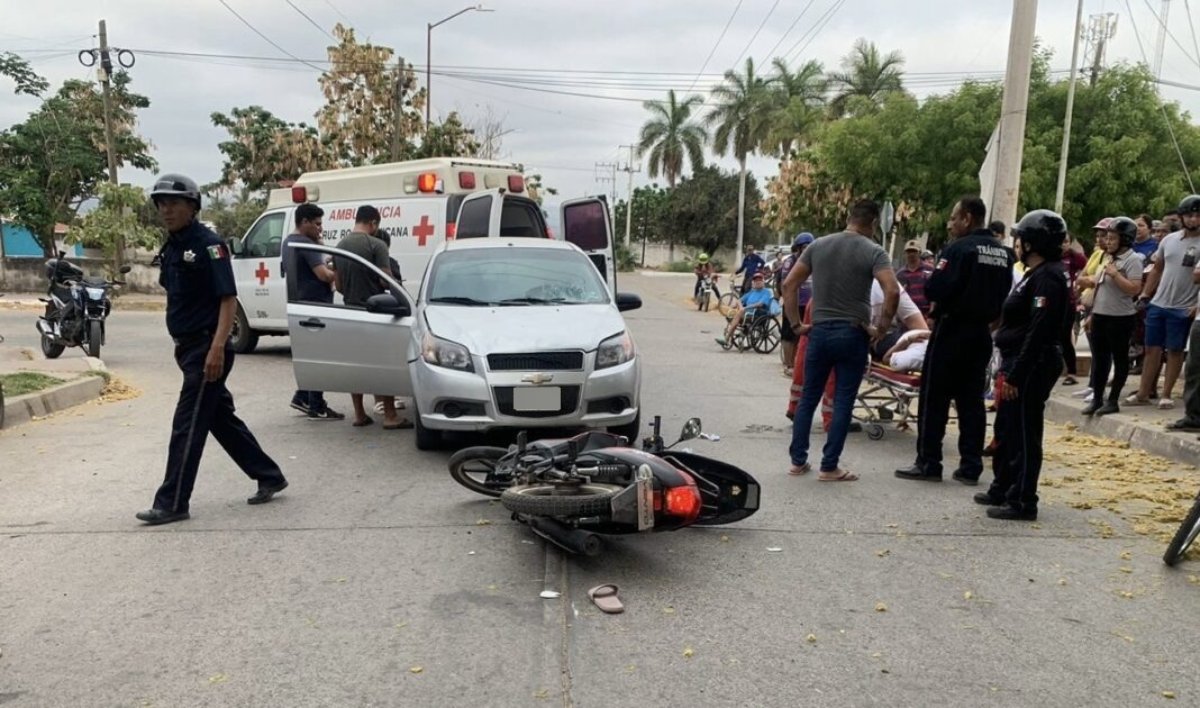 Choque entre motocicleta y camioneta deja dos menores de edad lesionados en Escuinapa