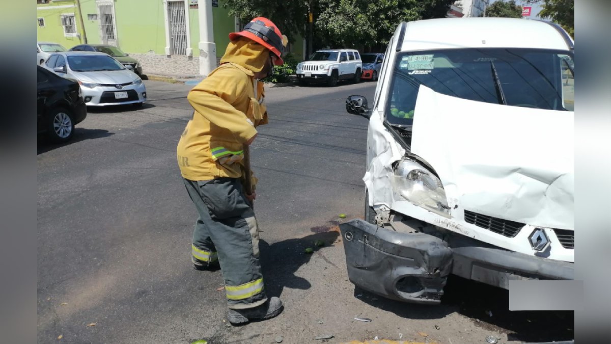 Miriam y Gerardo chocan en el Centro de Culiacán al no respetar las señales de tránsito