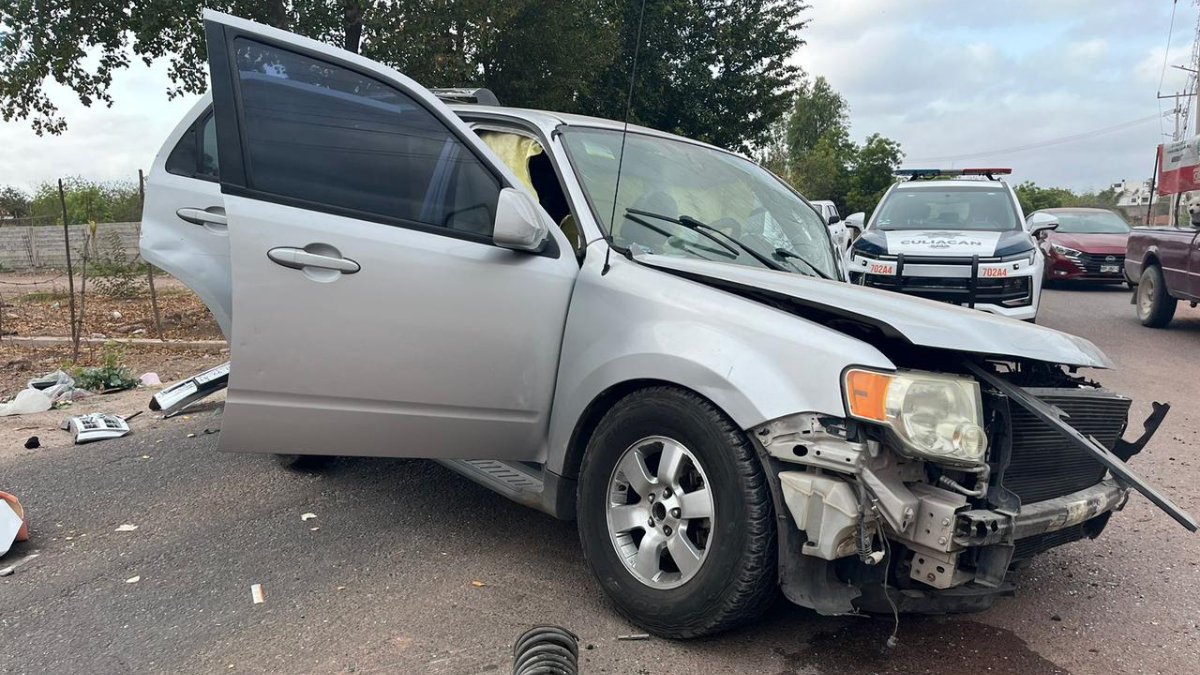 Aparatoso choque contra poste deja tres personas lesionadas en Santa Fe, en Culiacán