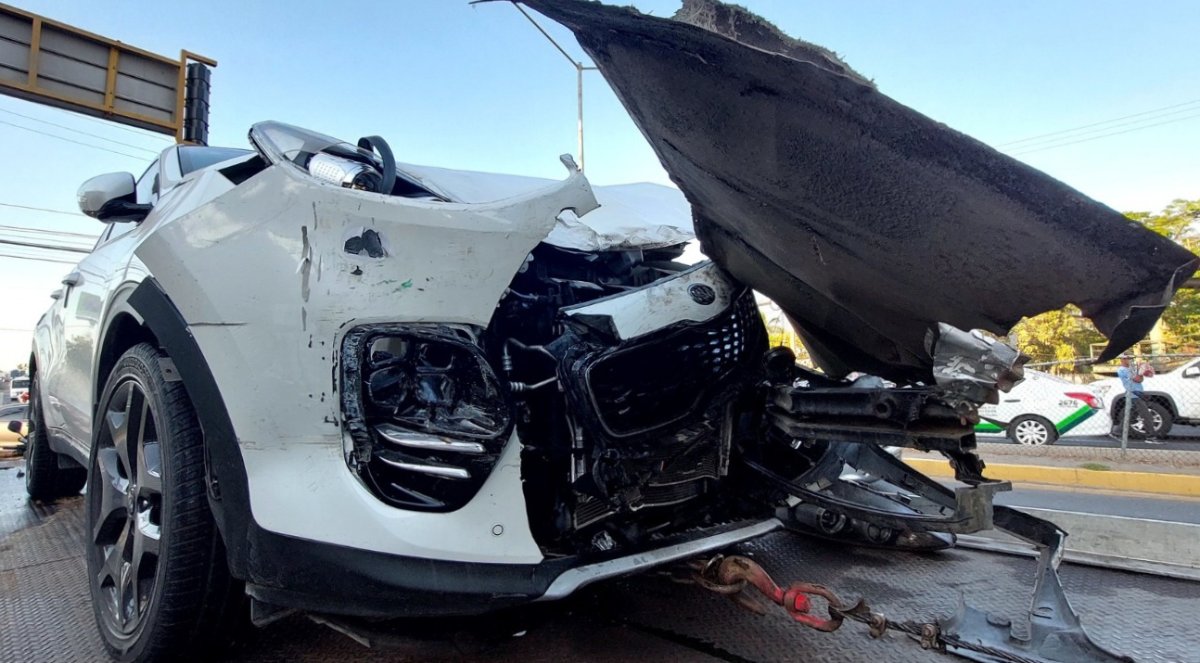 Camión urbano y camioneta protagonizan aparatoso accidente en Mazatlán