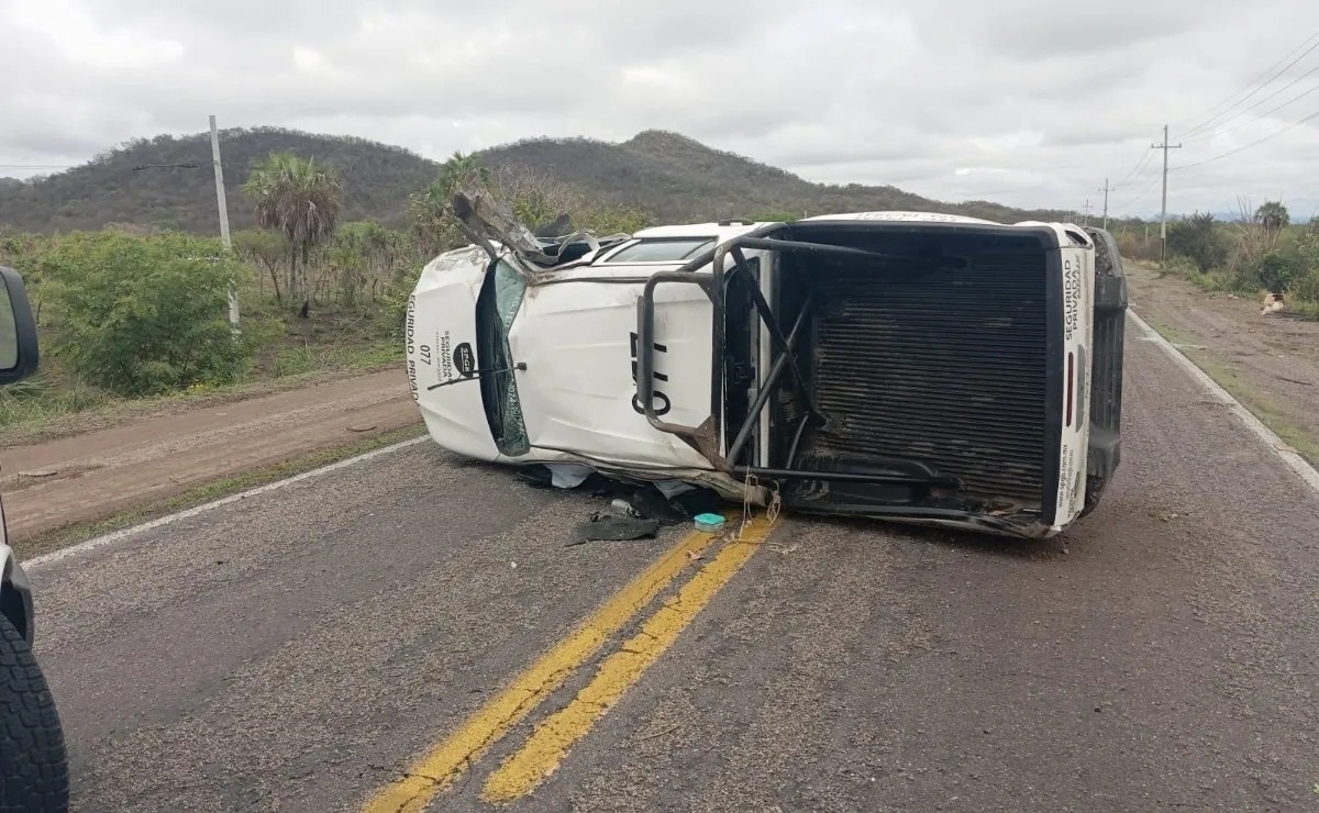 Camioneta termina volcada después de chocar en la carretera México 15 en Escuinapa