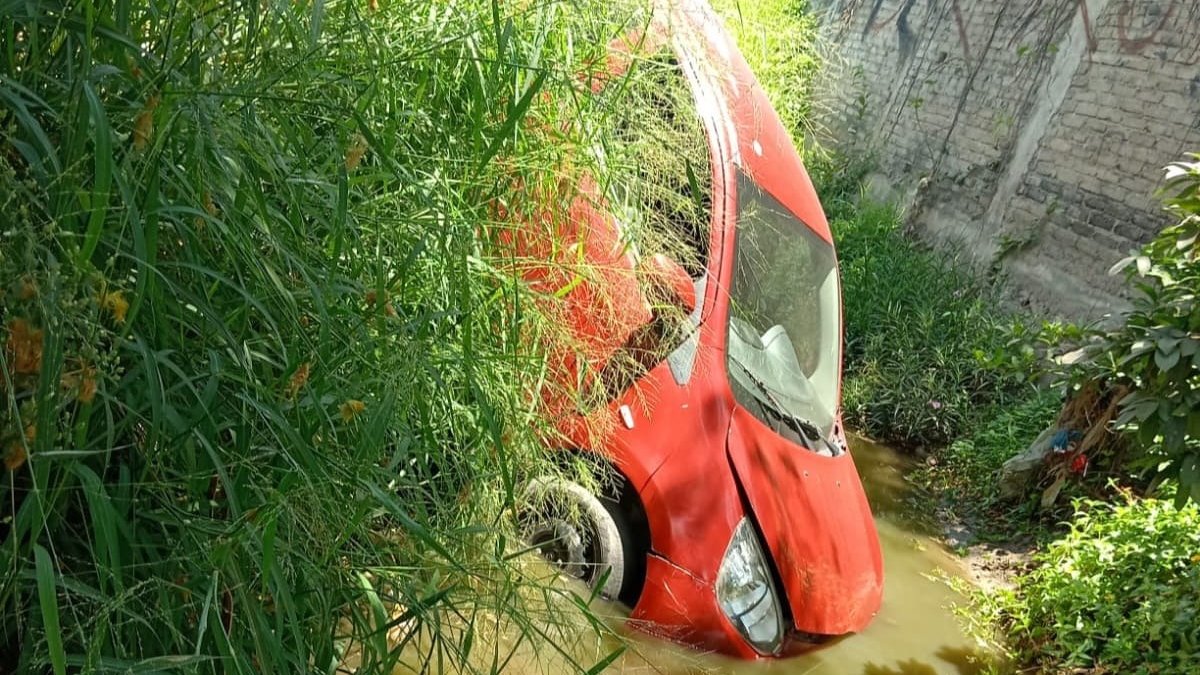Vehículo se sale de la carretera y cae a un canal en el puente Café el Marino