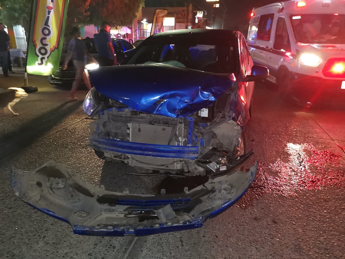 Aparatoso accidente en el fraccionamiento Los Ángeles, en Los Mochis, deja dos mujeres lesionadas