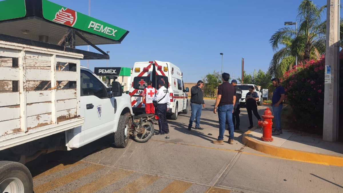 Mujer motociclista se lesiona al ser arrollada por el conductor de una camioneta en Guasave