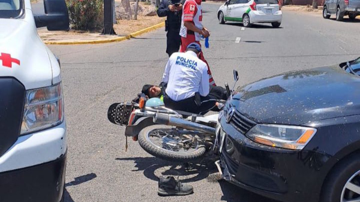 Motociclista se pasa el semáforo en rojo y termina lesionado en Guasave